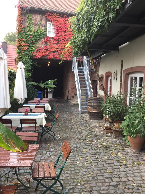 Hotel Alter Winzerhof Weisenheim Am Berg E.K. Exterior foto