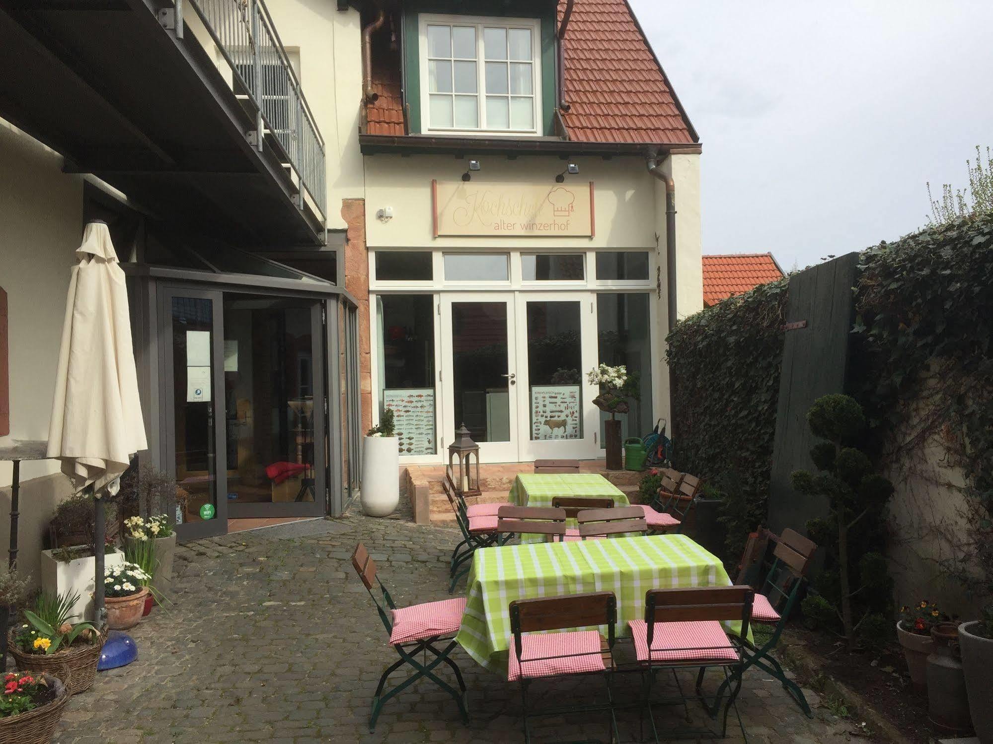 Hotel Alter Winzerhof Weisenheim Am Berg E.K. Exterior foto