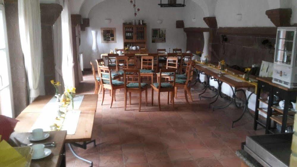 Hotel Alter Winzerhof Weisenheim Am Berg E.K. Exterior foto