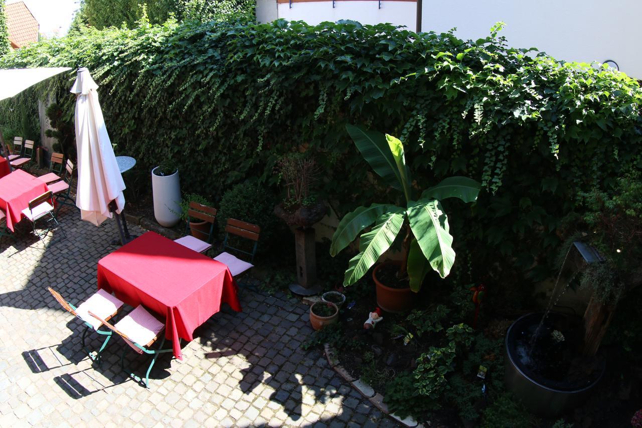 Hotel Alter Winzerhof Weisenheim Am Berg E.K. Exterior foto